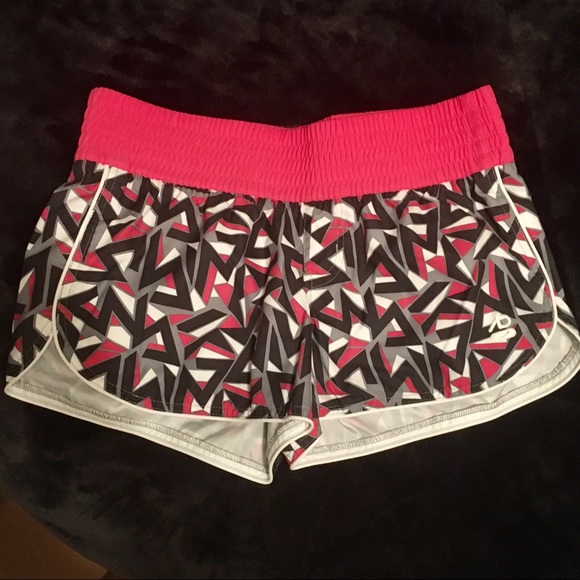 NWOT Nike Printed Pink, Gray & White Running Short - Picture 1 of 4